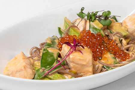 Гречишная лапша с красной икрой и лососем