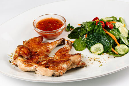 Фермерский цыпленок с зеленым салатом и аджикой