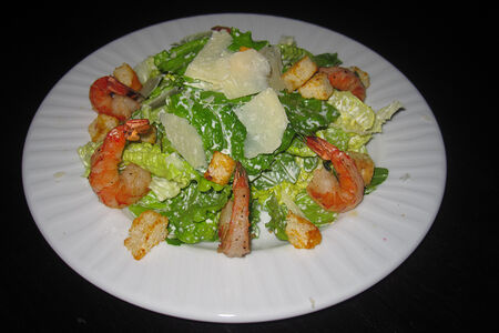 Салат Цезарь с креветками