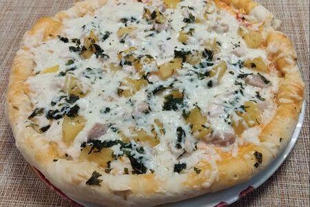 Пицца с курицей и ананасами