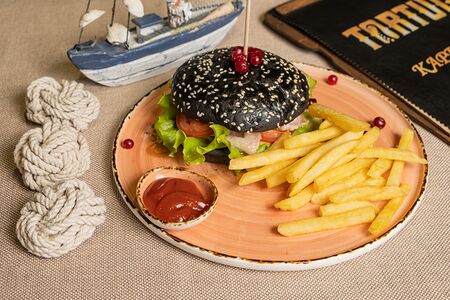 Бургер с олениной и квашеной клюквой