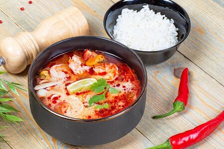 Том ям с морепродуктами