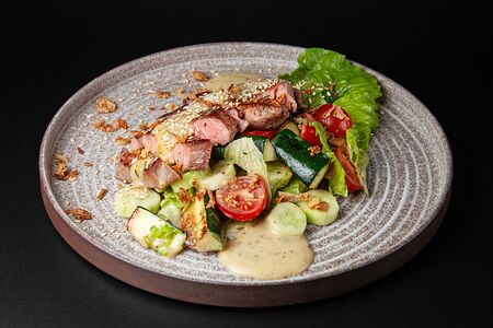 Стейк-салат с цукини и томатами черри в медово-горчичном соусе