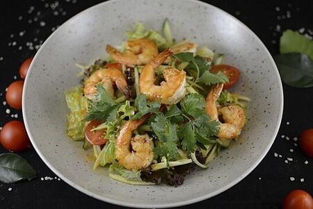 Салат с тигровыми креветками и манго