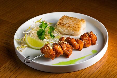 Курица в соевой глазури с жареным рисом