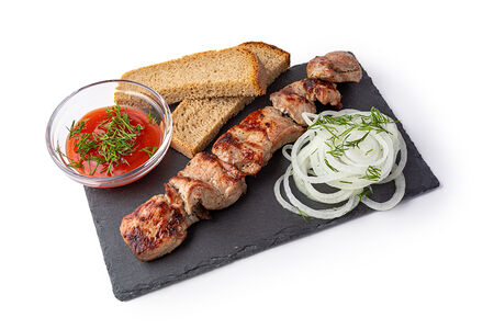 Шашлык cвинoй с маринованным луком