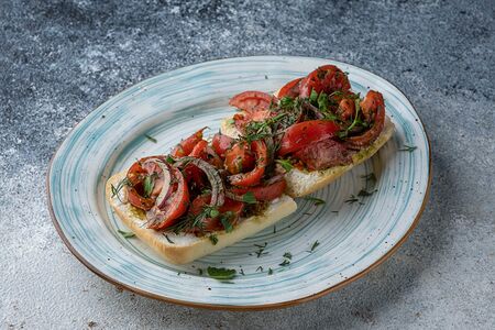 Брускетта с сыром и бакинскими помидорами