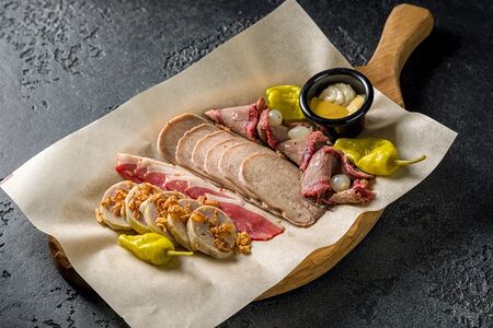 Ассорти из мясных деликатесов