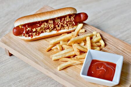 Хот-дог Датский с колбаской из говядины халяль с фри