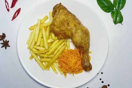 Картошка фри с жареным куриным окороком