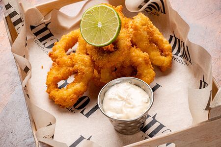 Кольца кальмаров с лаймом и соусом чили-коконат