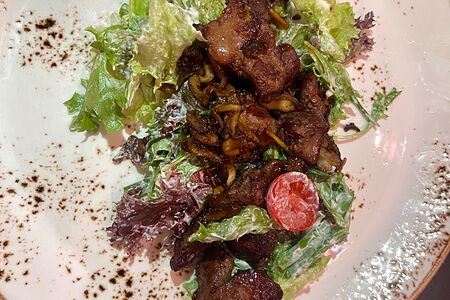 Теплый салат с куриной печенью