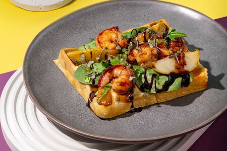 Вафля с креветкой и грушей