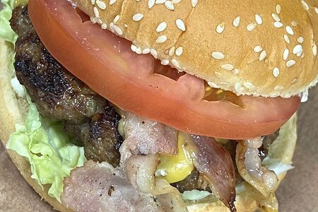 Бургер с говядиной и венгерским беконом