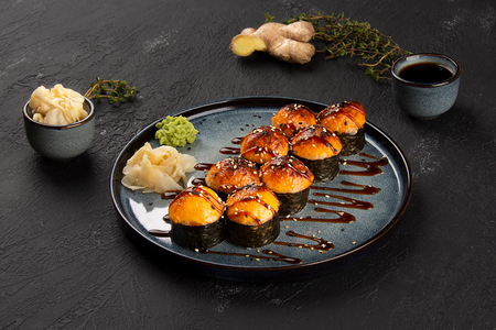 Ролл запеченные с пармезаном и краб палочкой