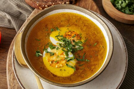 Бульон куриный с яйцом и зеленью