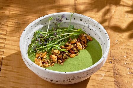 Боул зеленый с авокадо, травами и ростками