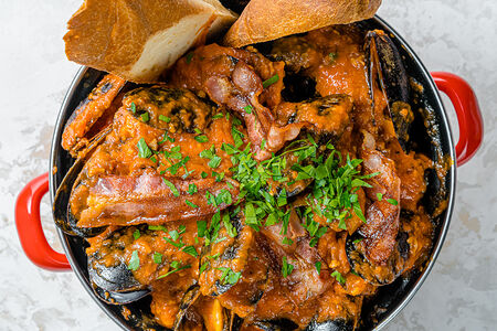 Мидии Томаты, оливки, лук и кедровый орех