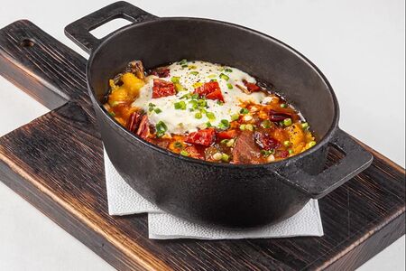 Полента с рагу из говядины, страчателлой и копчёным сыром скаморца