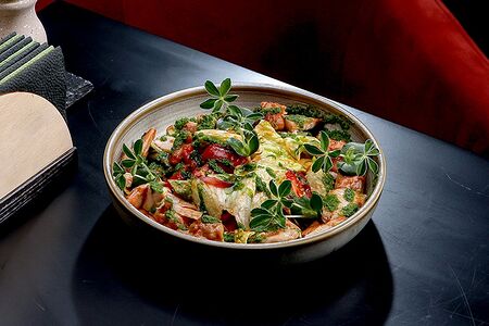 Салат из печеных овощей с цыпленком на гриле