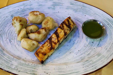 Стейк лосося с цветной капустой