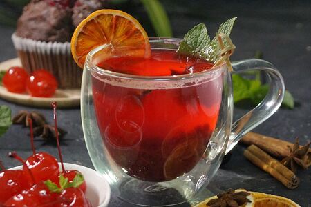 Чай вишневый с шоколадным сиропом