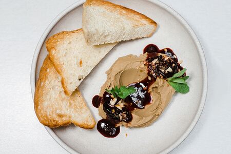 Куриный паштет с соусом из смородины и свеклы