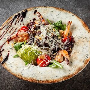 Руккола с креветками и авокадо