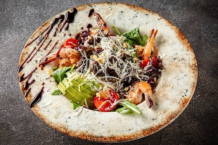 Руккола с креветками и авокадо