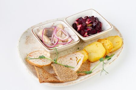 Сельдь со слайсами картофеля с винегретом