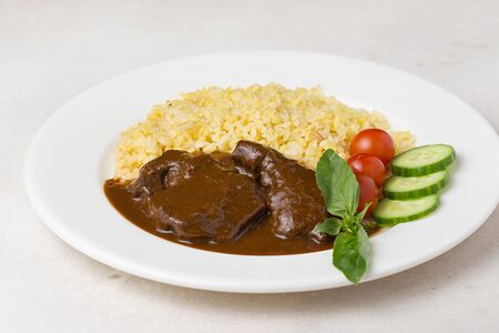 Томлёные говяжьи щёчки с булгуром и овощами