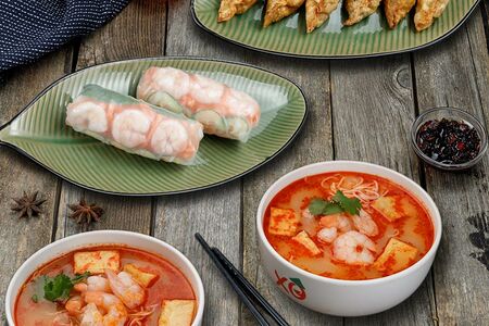 Набор: бун том (2 шт.), фреш-ролл (2 шт.), гёдза с креветками и курицей (6 шт.)