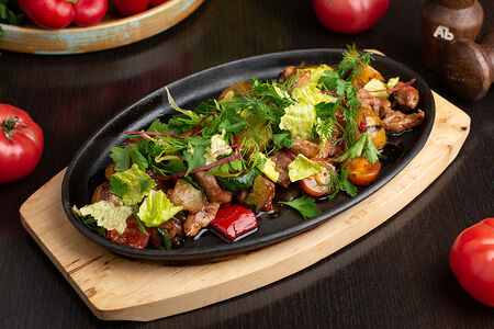 Горячая сковородка со свининой и овощами