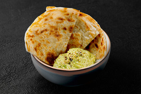 Гуакамоле с лепешкой роти