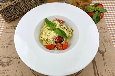 Тальятелле с базиликом и помидорами черри