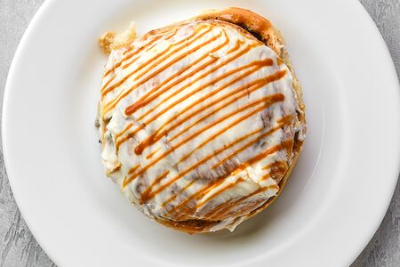 Булочка с корицей и соленой карамелью