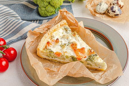 Киш с форелью и брокколи