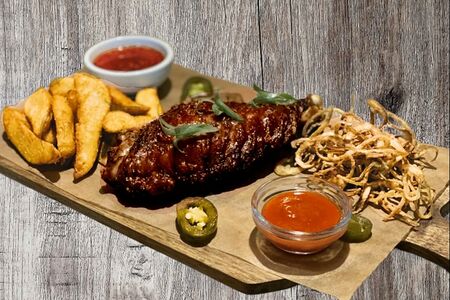 Крыло индейки с картофельными дольками