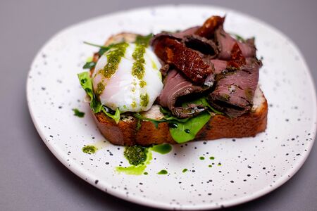 Бенедикт с ростбифом