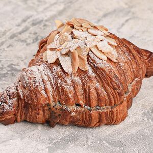 Круассан вишня с маком мини