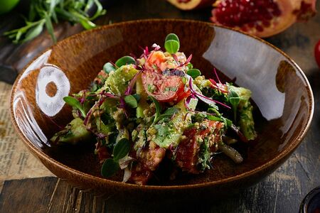 Салат из свежих овощей по-грузински с орехами