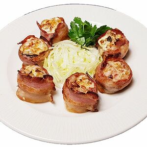 Шампиньоны, фаршированные ветчиной в беконе