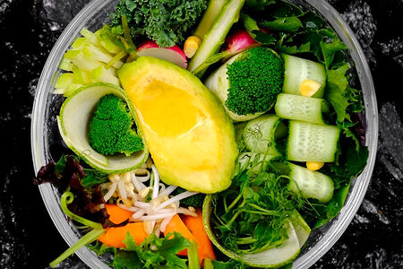 Зеленый боул с ореховым соусом