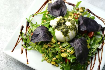 Салат буррата с овощной сальсой