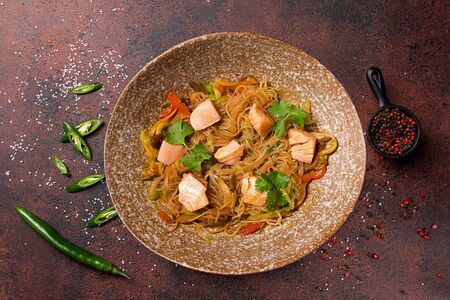 Рисовая лапша с овощами и лососем в соусе том ям