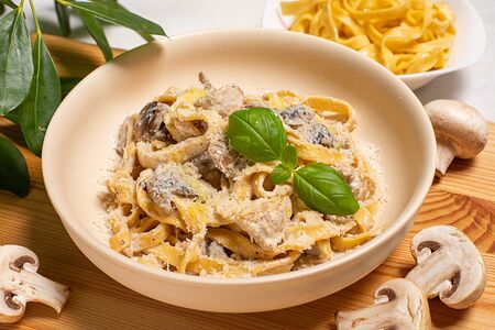 Паста с цыпленком и шампиньонами