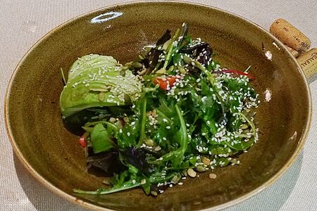 Зеленый салат с авокадо