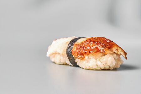 Суши с угрем