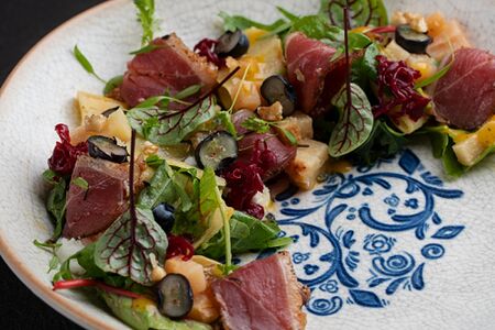 Салат с вяленой уткой, козьим сыром, айвой и соусом из манго