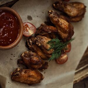 Крылышки, томленные в остром соусе Шрирача 